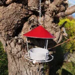 Mangiatoia rossa in metallo