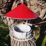 Mangiatoia rossa in metallo