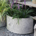 Fioriera semicircolare metallo con pianta ornamentale a fiore viola