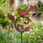 Uccellino su bastone marrone ambientata