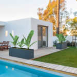 Metal planter 50 Antracite 150x50x50cm ambientata