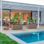 Metal planter 50 Grigio scuro 100x50x50cm ambientata