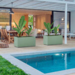 Metal planter 50 Verde opuntia 100x50x50cm ambientata