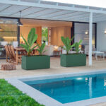 Metal planter 50 Verde quercia 100x50x50cm ambientata