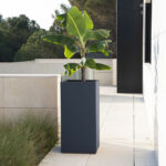 Metal planter Column Fioriera a colonna in metallo 50x50x100cm ambientata 2