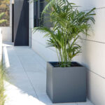 Metal planter Cube Fioriera quadrata metallo ambientata 1